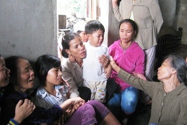 Mẹ chết đuối trong lũ, 3 con mồ côi