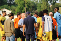 Đội bóng của Quang Hải gặp sự cố, cả đội rời sân phản đối trọng tài