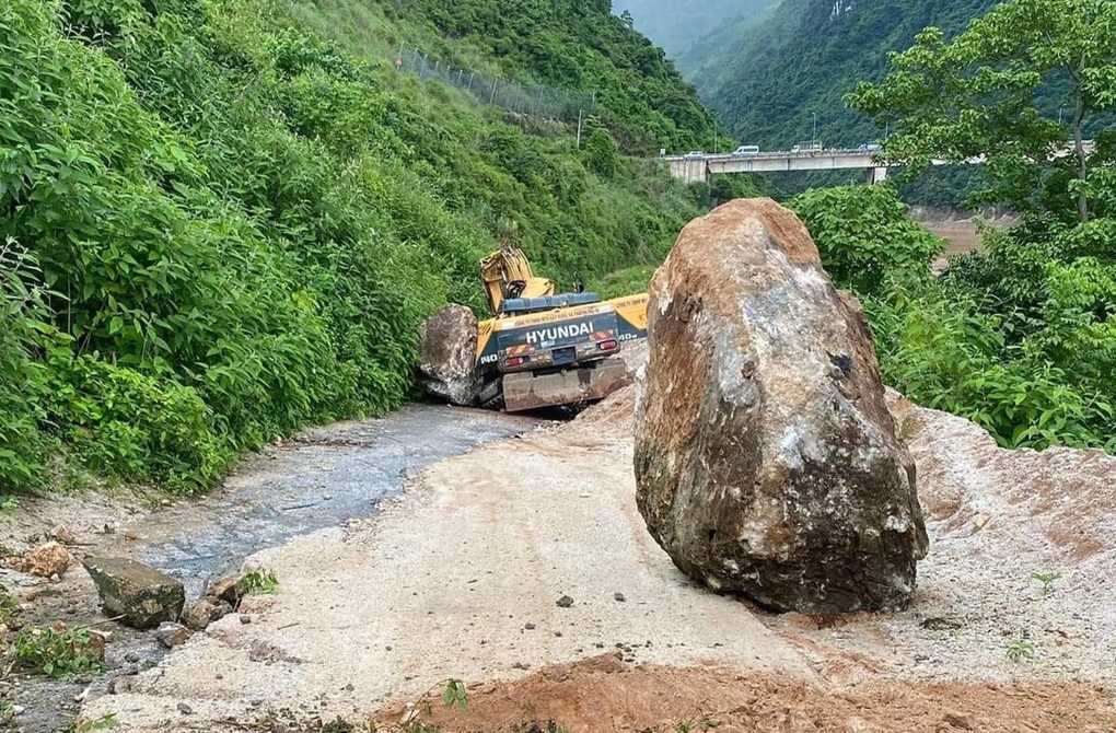 Lai Châu: Tài xế máy xúc bị tảng đá lớn lăn từ trên núi xuống, đè tử vong - 1 Lai Châu: Tài xế máy xúc bị tảng đá lớn lăn từ trên núi xuống, đè tử vong - 1
