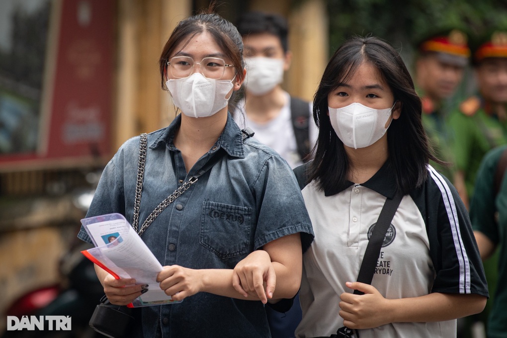 Sáng nay, hơn 100.000 học sinh Hà Nội đi làm thủ tục thi lớp 10 - 1