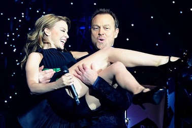 Kylie Minogue được Jason Donovan bế bổng trong ngày tái hợp