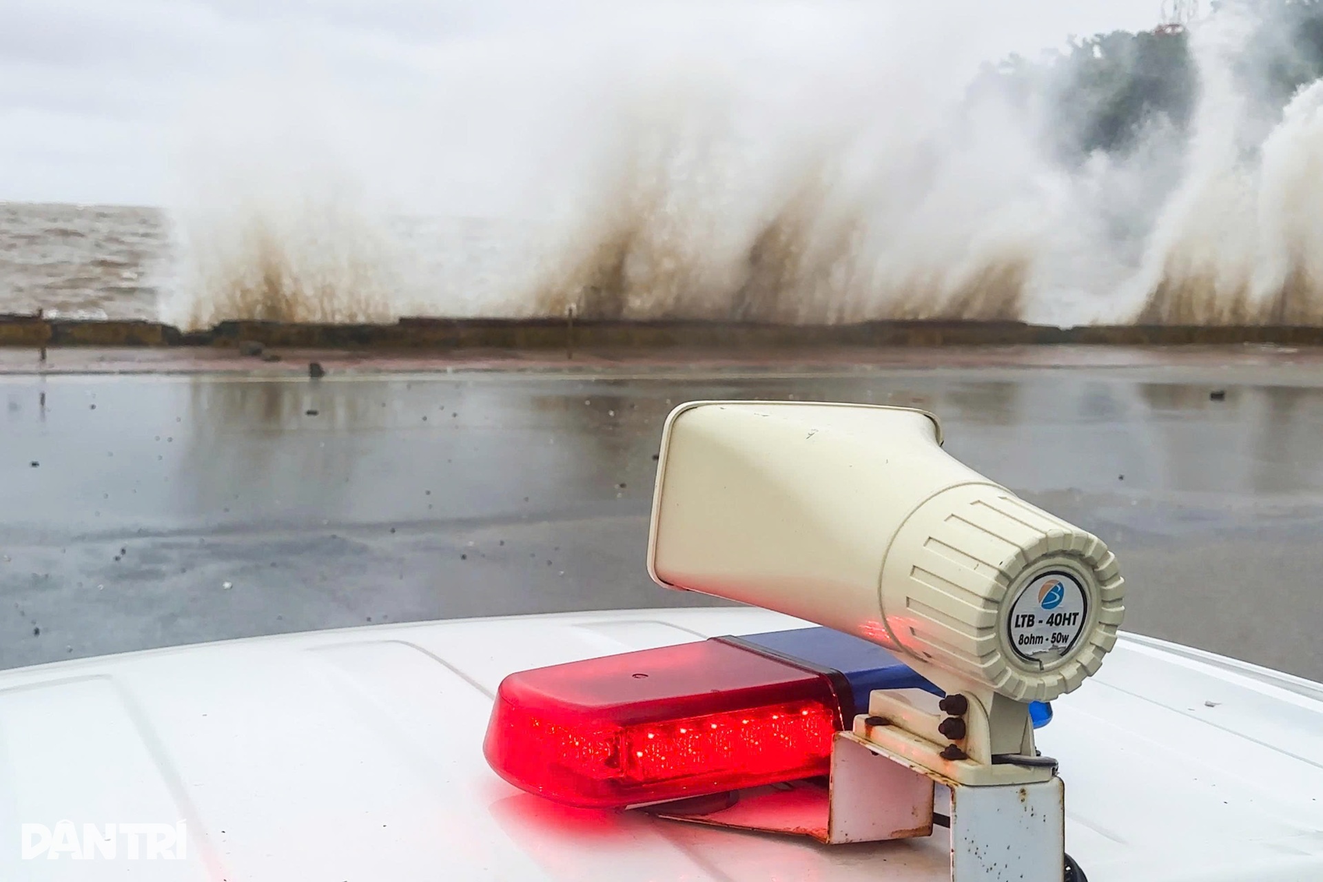 Sóng biển Đồ Sơn cao 8m, xe cảnh sát hú còi nhắc dân về nơi an toàn - 6