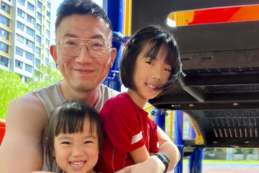 Ông bố 2 con bỏ việc ở nhà làm nội trợ hoàn toàn để vợ đi làm kiếm tiền