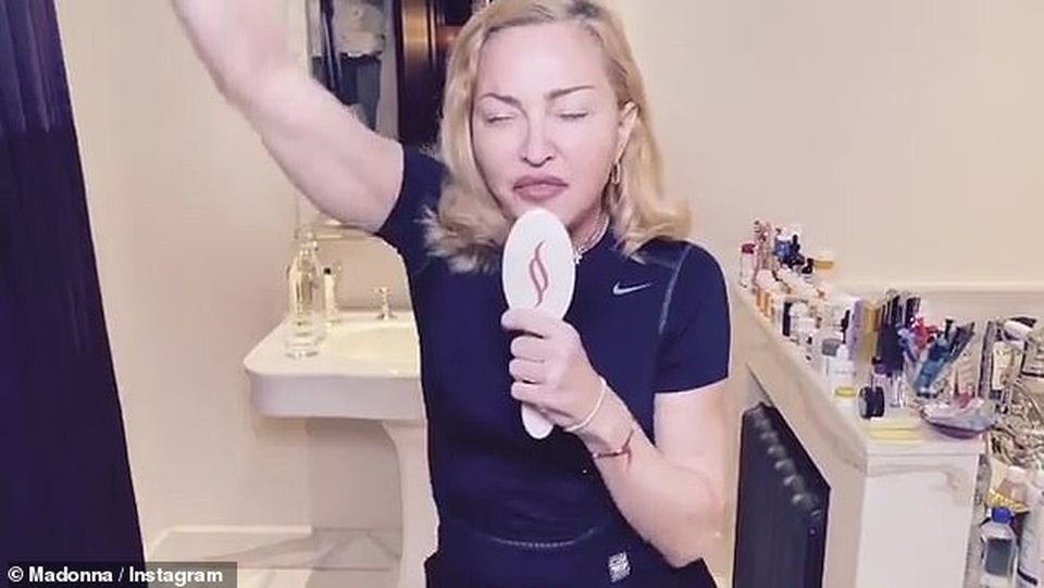 Madonna giải khuây bằng việc ca hát trong phòng tắm - 1 Madonna giải khuây bằng việc ca hát trong phòng tắm - 1