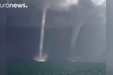 Quay được cảnh nhiều vòi rồng xuất hiện cùng lúc tại Trung Quốc