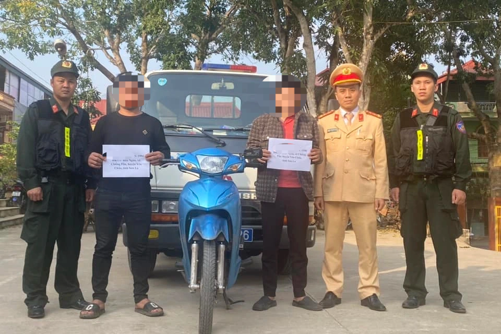 Hai thanh niên đánh võng trêu ngươi ô tô trên quốc lộ - 1 Hai thanh niên đánh võng trêu ngươi ô tô trên quốc lộ - 1