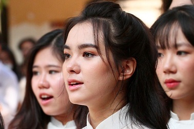 Vẻ đẹp tươi tắn của nữ sinh trường Trần Phú trong ngày khai giảng