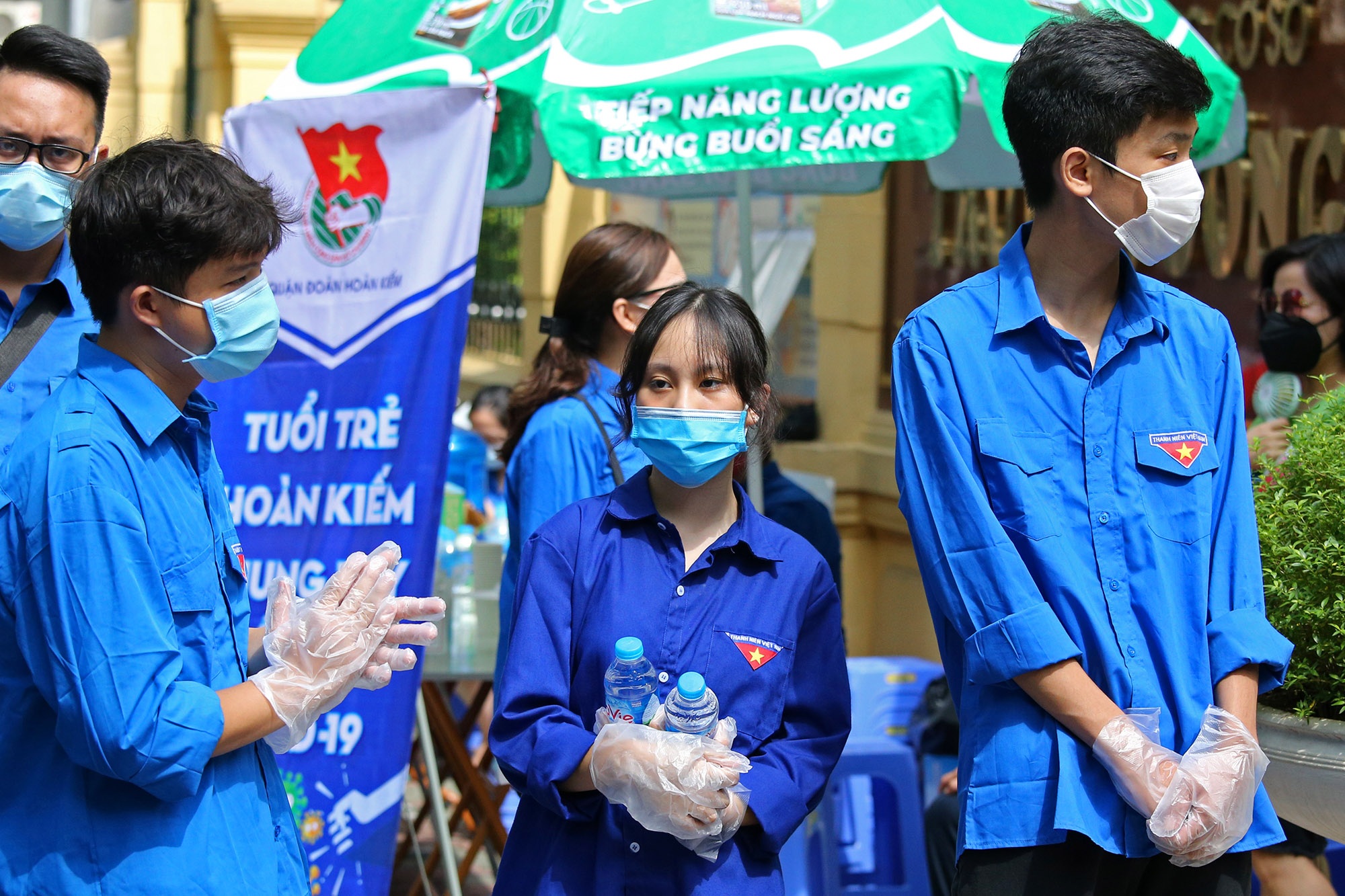 Hình ảnh cảm động bên ngoài phòng thi môn Văn - 4 Hình ảnh cảm động bên ngoài phòng thi môn Văn - 4