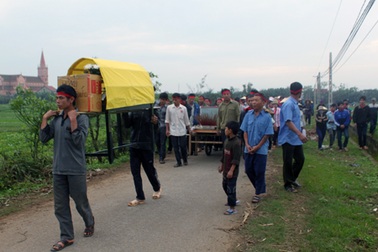 Hàng trăm ngư dân mai táng cá voi dạt vào bờ biển