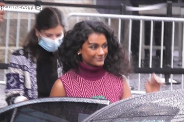 Simone Ashley nổi bật khi đi xem show thời trang