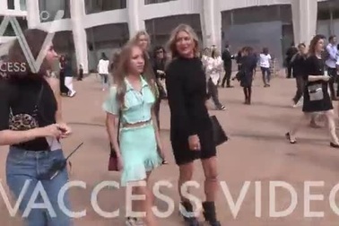 Kate Moss và Lila Moss đi xem show thời trang