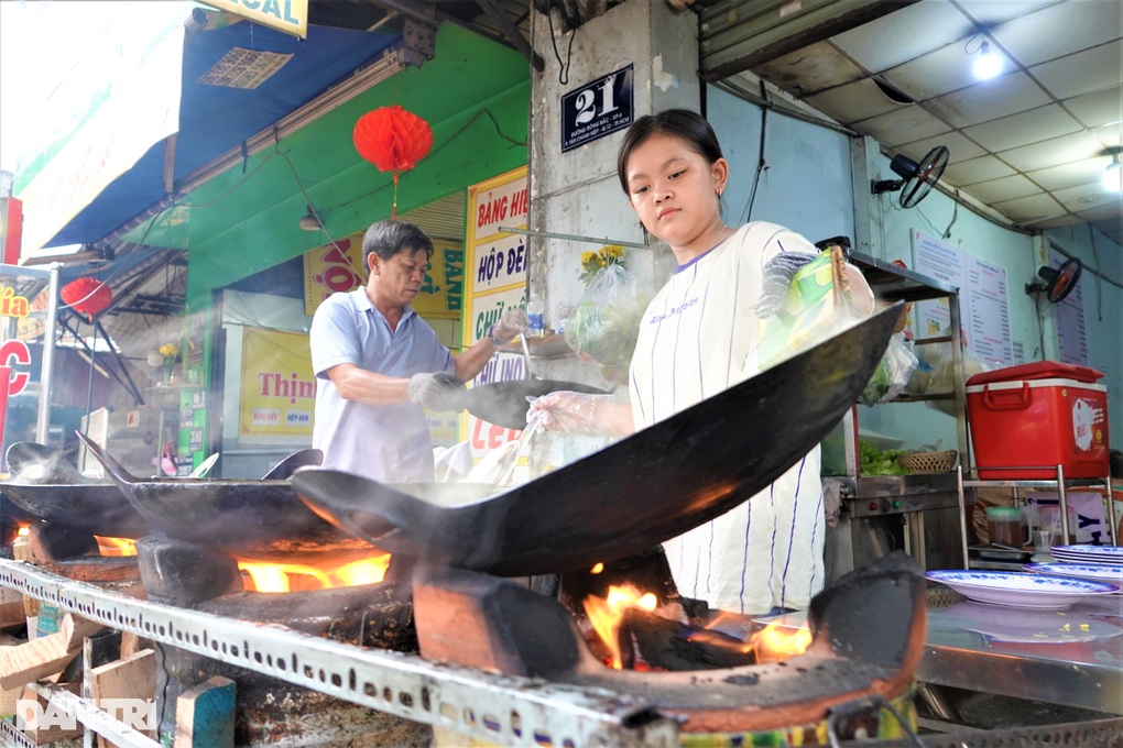 Bếp trưởng 13 tuổi đổ bánh xèo nuôi 2 em và ước mơ... đầy nước mắt - 1 Bếp trưởng 13 tuổi đổ bánh xèo nuôi 2 em và ước mơ... đầy nước mắt - 1