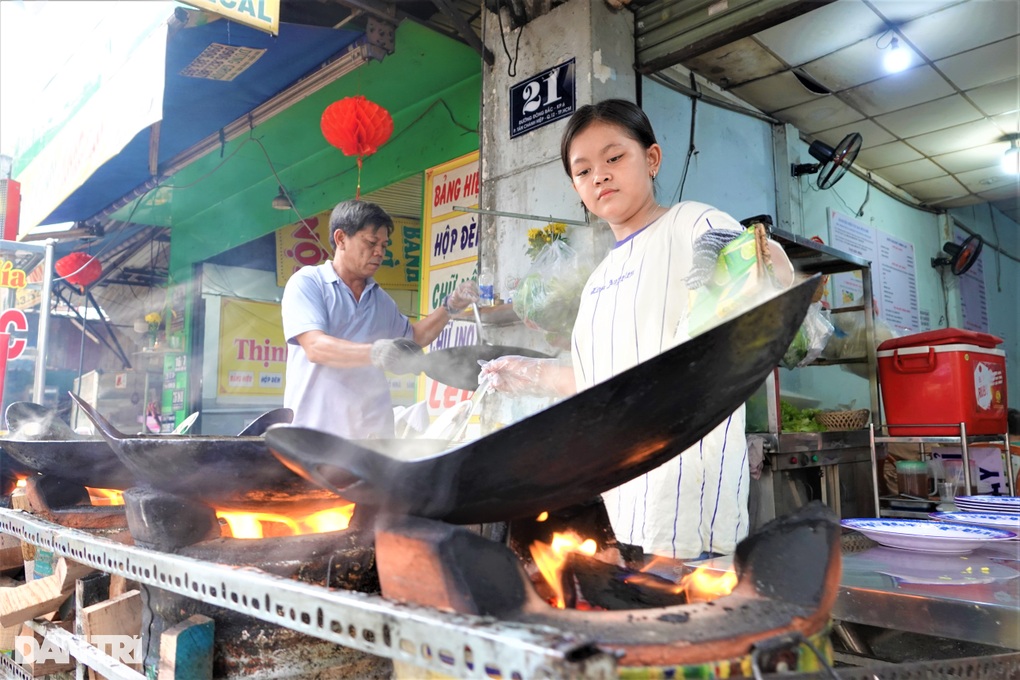 Bếp trưởng 13 tuổi đổ bánh xèo nuôi 2 em và ước mơ... đầy nước mắt - 1