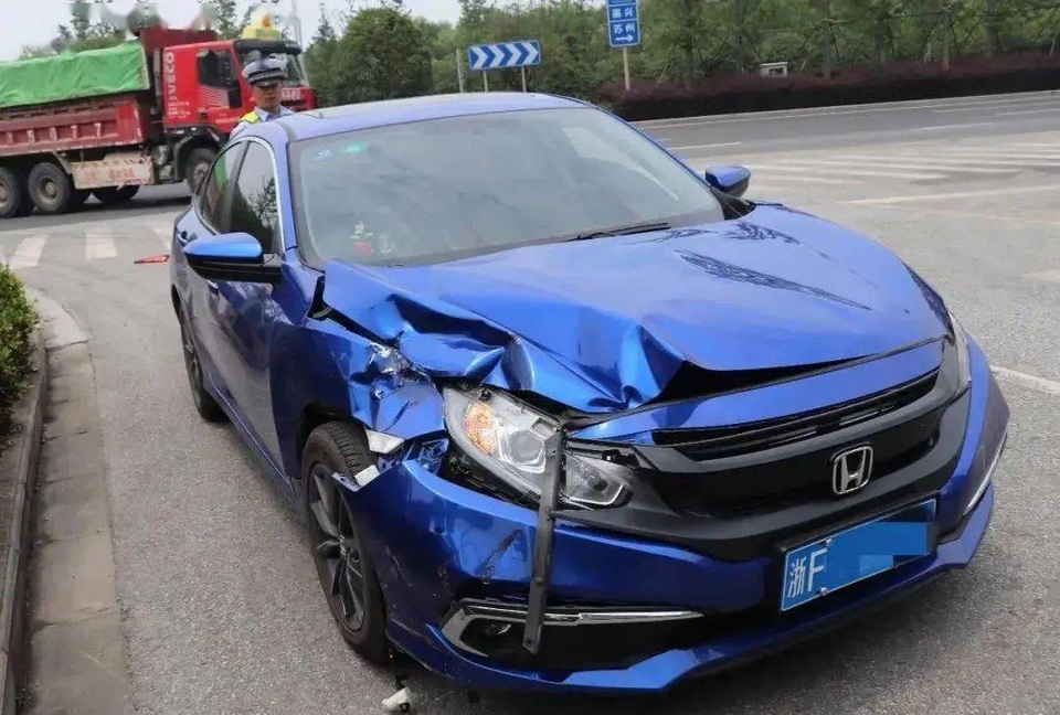 Mới lấy bằng, nữ tài xế hồn nhiên lái ngược chiều giữa đường cao tốc - 2 Mới lấy bằng, nữ tài xế hồn nhiên lái ngược chiều giữa đường cao tốc - 2