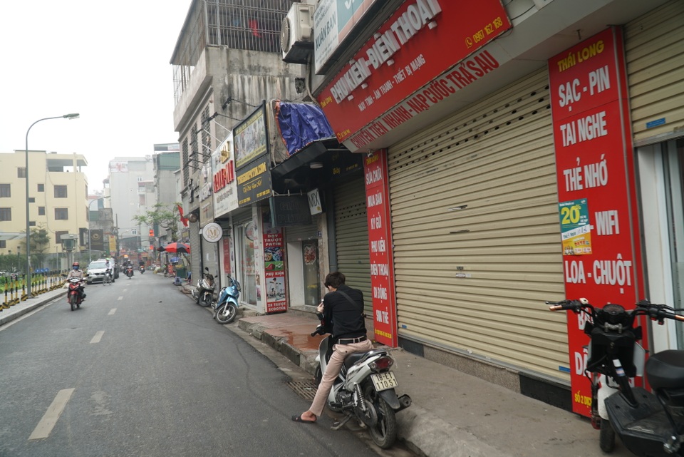 Hà Nội: Hàng loạt hàng quán tạm nghỉ, dán thông báo phòng dịch Covid-19 - 9 Hà Nội: Hàng loạt hàng quán tạm nghỉ, dán thông báo phòng dịch Covid-19 - 9