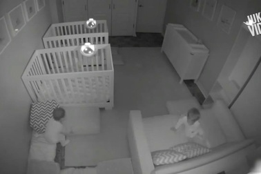 Hai em bé song sinh “mở tiệc” khi bố mẹ đã đi ngủ