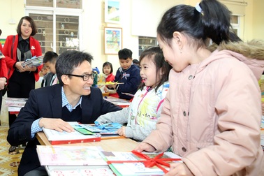 Học sinh thích thú khi được Phó Thủ tướng mừng tuổi bằng sách