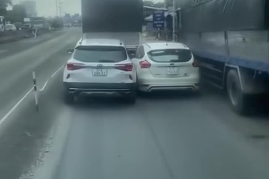2 ô tô so kè, chèn ép lẫn nhau nhất quyết không chịu nhường đường
