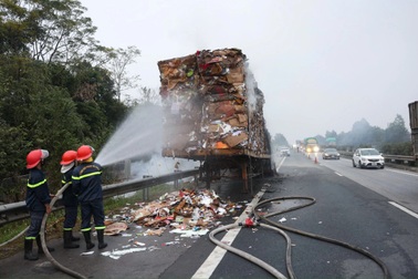 Ô tô chở phế liệu bốc cháy trên cao tốc Nội Bài - Lào Cai
