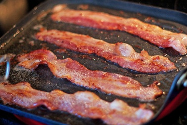 Những nguy cơ rình rập khi ăn thịt xông khói