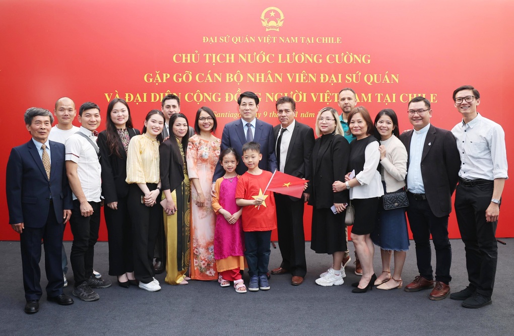 Chủ tịch nước Lương Cường thăm Đại sứ quán và cộng đồng người Việt Nam tại Chile - 1 Chủ tịch nước Lương Cường thăm Đại sứ quán và cộng đồng người Việt Nam tại Chile - 1