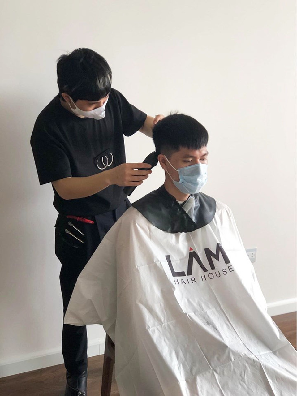 Dịch vụ cắt tóc tại nhà bùng nổ trong mùa dịch Covid-19 - 1 Dịch vụ cắt tóc tại nhà bùng nổ trong mùa dịch Covid-19 - 1
