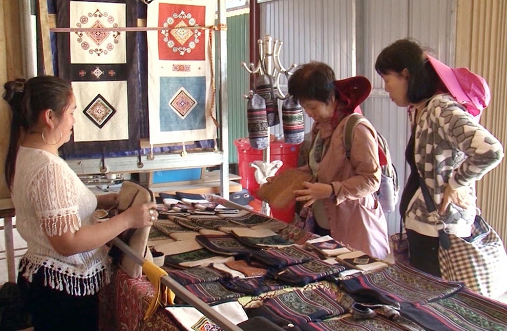 Huy động hiệu quả nguồn lực hỗ trợ phụ nữ dân tộc thiểu số phát triển kinh tế - 1 Huy động hiệu quả nguồn lực hỗ trợ phụ nữ dân tộc thiểu số phát triển kinh tế - 1