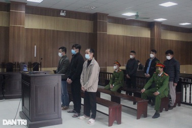 Cựu công an tống tiền 2 Phó Chủ tịch thị xã lĩnh 17 năm tù