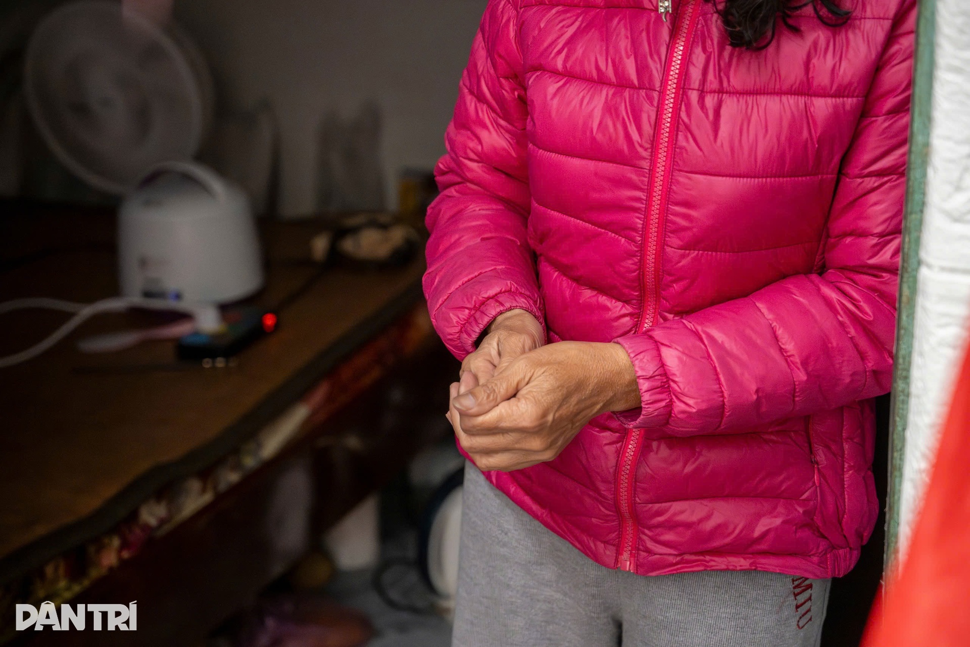 ជីវិតមនុស្សតស៊ូជាមួយនឹងភាពត្រជាក់នីមួយៗក្នុងតំបន់លាងឈាមទីក្រុងហាណូយ - ៥ Những phận người chật vật theo từng đợt rét tại xóm chạy thận Hà Nội - 5