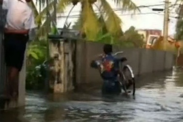 Vỡ bờ bao, khu dân cư chìm trong "biển nước"