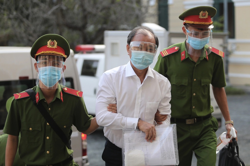 Nguyên Phó Chủ tịch UBND TPHCM Trần Vĩnh Tuyến hầu tòa - 1 Nguyên Phó Chủ tịch UBND TPHCM Trần Vĩnh Tuyến hầu tòa - 1