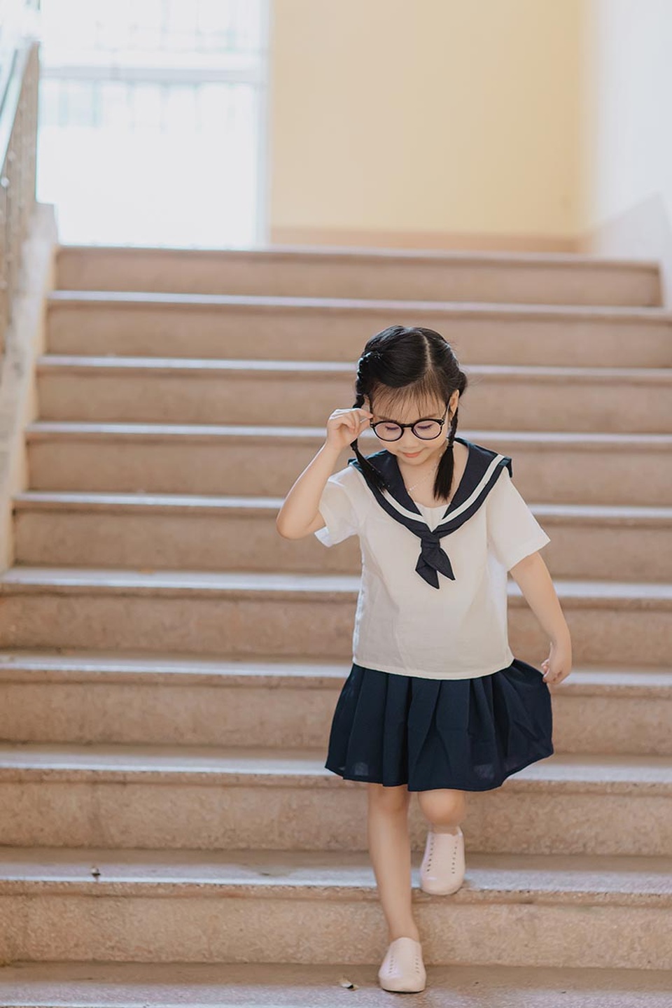 Bé gái 6 tuổi nhí nhảnh, dễ thương với bộ ảnh đồng phục học sinh - 7 Bé gái 6 tuổi nhí nhảnh, dễ thương với bộ ảnh đồng phục học sinh - 7