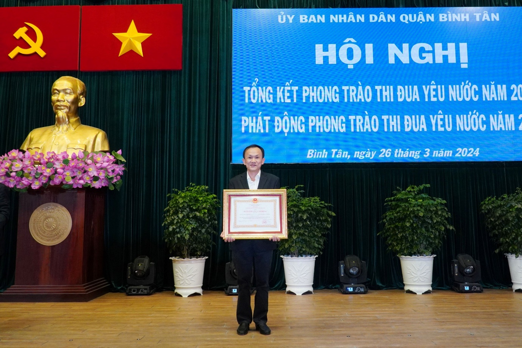 Công ty Qui Phúc đón nhận Huân chương Lao động hạng Ba - 2 Công ty Qui Phúc đón nhận Huân chương Lao động hạng Ba - 2