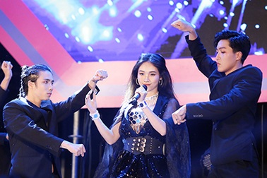 Trai xinh gái đẹp ĐH Kinh tế quốc dân bùng cháy tại đêm nhạc đón “lính mới”