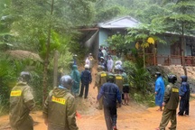 Hàng chục học sinh buộc phải ở lại trường để tránh lũ