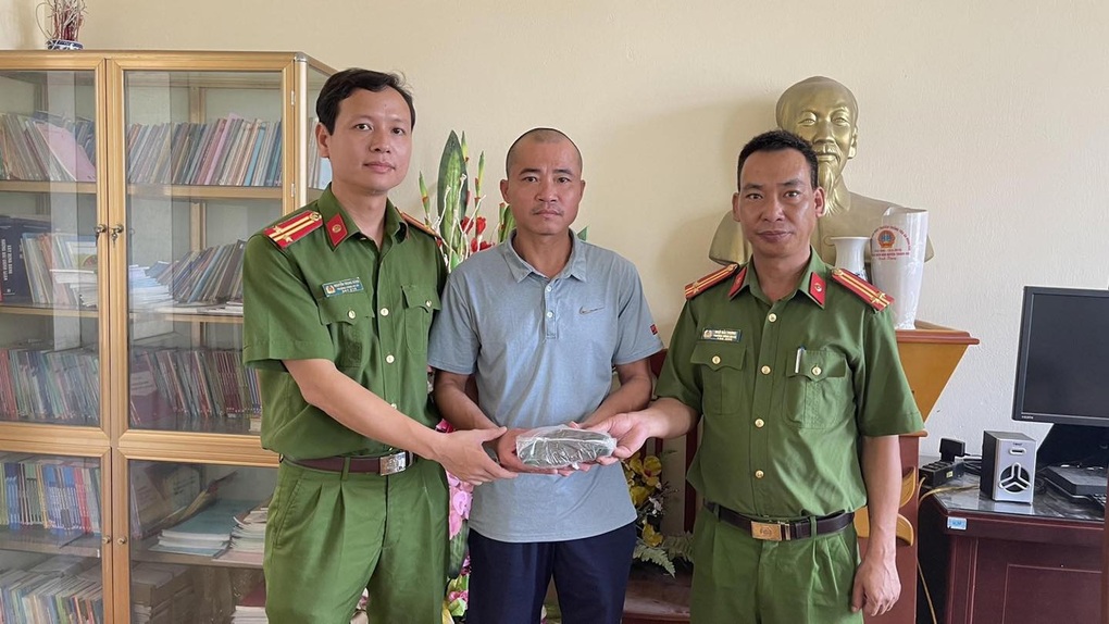 Công an Hà Nội trao trả gần 200 triệu đồng cho khổ chủ đánh rơi - 1 Công an Hà Nội trao trả gần 200 triệu đồng cho khổ chủ đánh rơi - 1