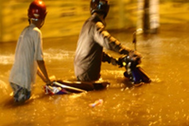 Mưa lớn, Hà Nội lại tắc đường trầm trọng