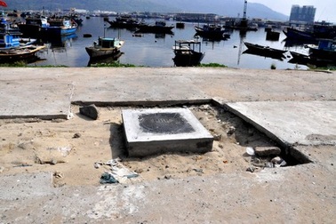 Lắp đặt nắp cống thoát nước kiểu chờ “nuốt” người