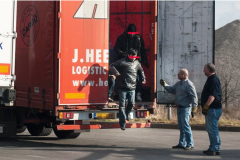 Chiêu bài dùng xe tải đưa di dân vào Anh của các băng đảng buôn người