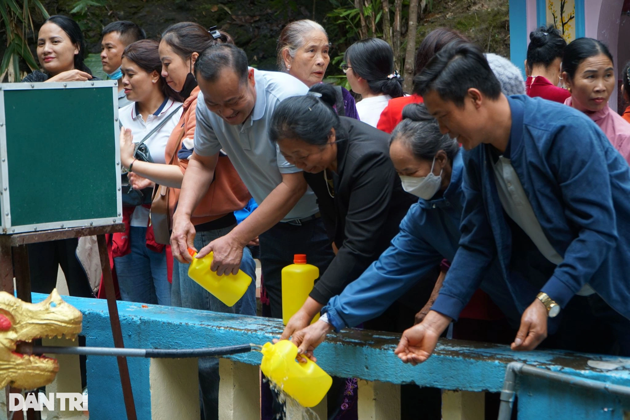 Người ăn xin lê lết trước cổng Phủ Na ngày đầu năm mới - 6