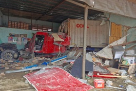 Công an vào cuộc vụ container lao vào nhà khiến 3 người tử vong ở Đắk Nông