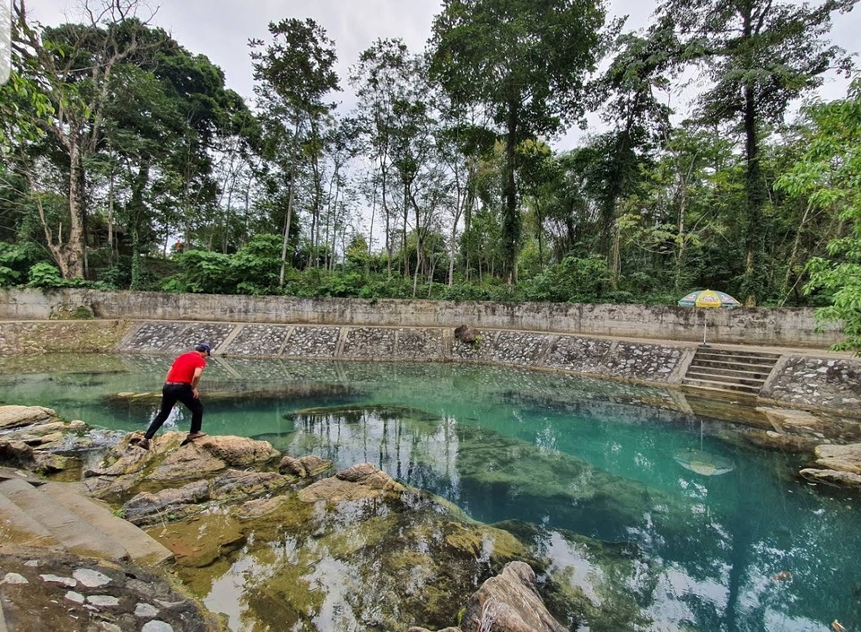 Trung úy công an lao xuống khe nước cứu nữ sinh - 1 Trung úy công an lao xuống khe nước cứu nữ sinh - 1