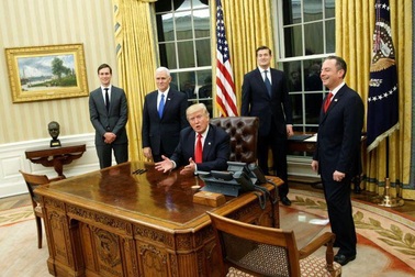 Giải mã nút bấm đỏ trên bàn làm việc của ông Trump tại Nhà Trắng
