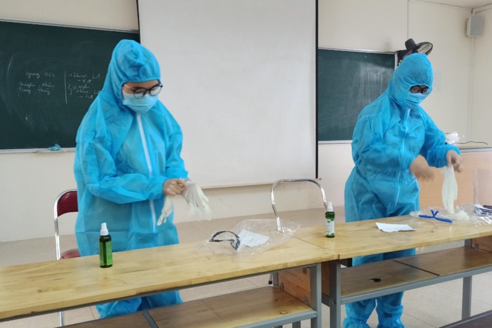 Sinh viên chi viện tâm dịch: Không dám uống nước trước giờ vào ca - 4 Sinh viên chi viện tâm dịch: Không dám uống nước trước giờ vào ca - 4
