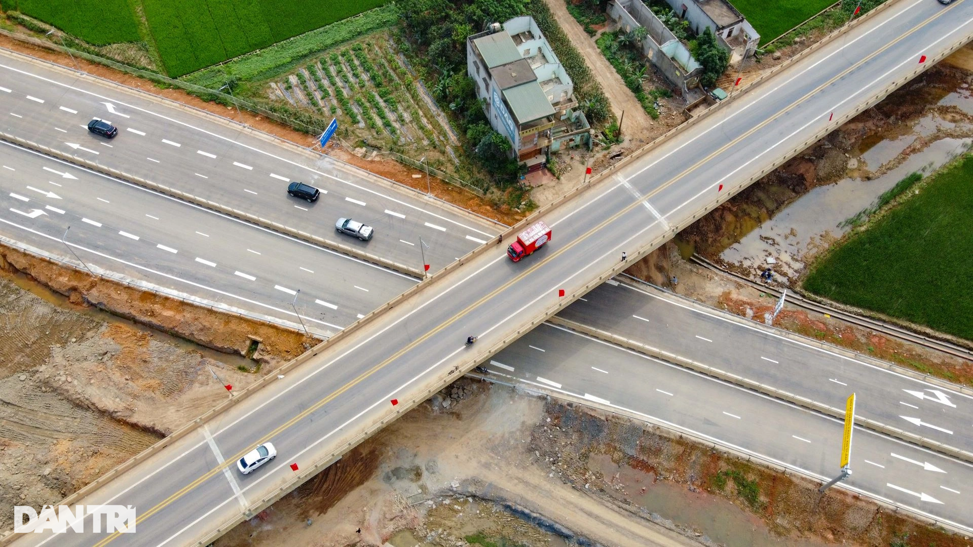 Hình ảnh tuyến cao tốc 12.000 tỷ Mai Sơn - Quốc lộ 45 ngày đầu thông xe - 7 Hình ảnh tuyến cao tốc 12.000 tỷ Mai Sơn - Quốc lộ 45 ngày đầu thông xe - 7