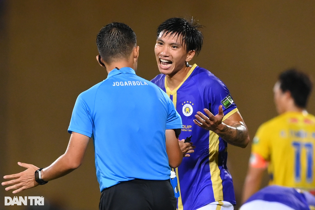 HA Gia Lai mất oan penalty, trọng tài Ngô Duy Lân bị treo còi - 2 HA Gia Lai mất oan penalty, trọng tài Ngô Duy Lân bị treo còi - 2