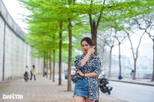 Người Hà Nội đổ xô tới chụp ảnh với đường lá bàng đẹp như Hàn Quốc