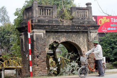 Cổng làng - miền ký ức của những đứa con xa quê