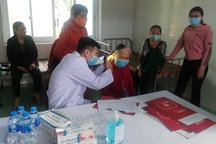 Khám, phát thuốc miễn phí và tặng quà cho 400 người già