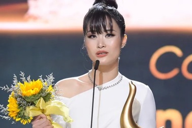 Đông Nhi bật khóc khi lần đầu nhận giải cống hiến